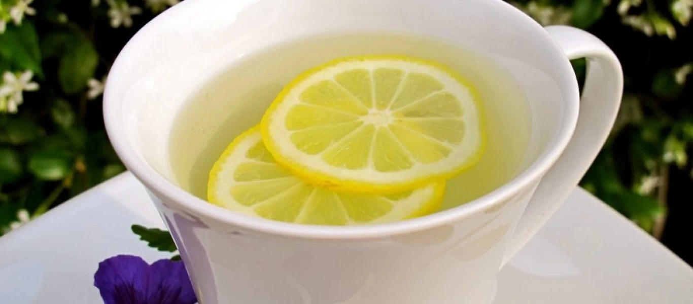 Σε τι βοηθά η κατανάλωση ζεστού νερού;